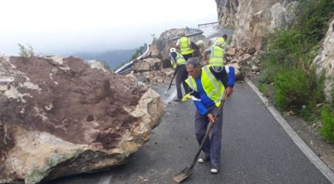 Gjendja e akseve rrugore pas motit te keq: ARRSH ben me dije zonat ku ka pasur bllokime